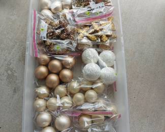 Gold/white Christmas tree ornaments