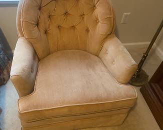 TUFTED CHAIR