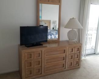 King bedroom set by Thomasville: dresser with mirror