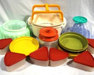 7654 - Lot of Assorted Tupperware Items

