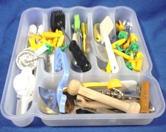 7681 - Lot of Assorted Kitchen Items
