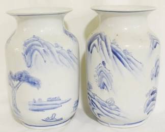 4033 - Pair blue & white 9.5" vases
