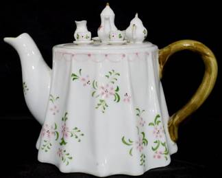 4214 - Porcelain teapot, 7"
