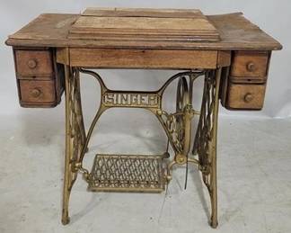 8140 - Vintage Singer sewing table, 30 x 36 x 17
