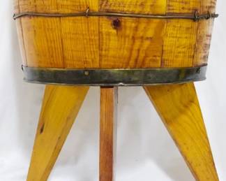 4079 - Wooden bucket on legs, 19 x 14
