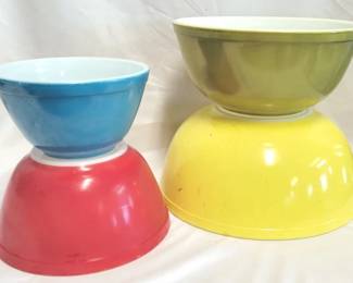 339 - Set of 4 Pyrex Mixing Bowls Large 4 qt bowl has small chip on rim 2 1/2 qt, 1 1/2 qt & 1 1/2 pint
