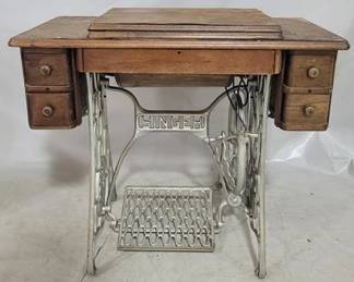 8139 - Vintage Singer sewing table, 31 x 34 x 16

