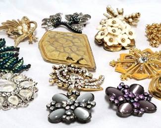 324 - Lot of Assorted Brooches
