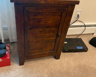 PAIR OF NIGHTSTANDS