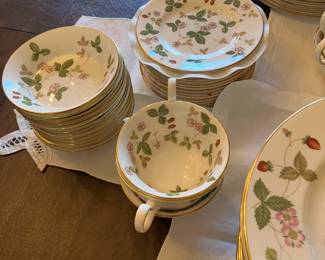 Wedgewood Wild Strawberry setting for 12