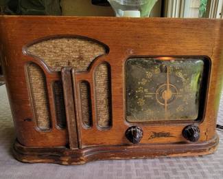 ANTIQUE RADIO