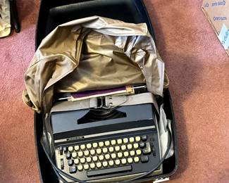#93 Royal 440 typewriter in case $20.00