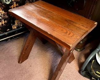 #76 wood bench 18x11x17 $20.00