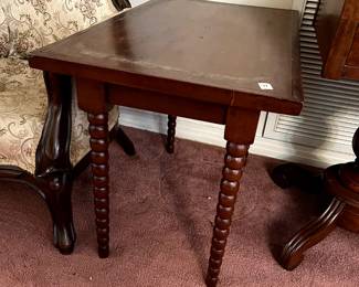 #71 Wood rectangle end table with 4 spindle legs 29x17x22 $30.00