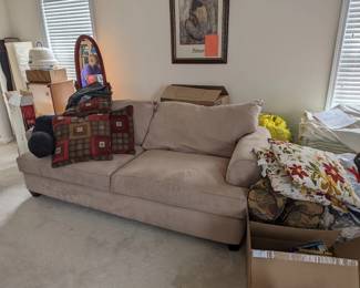 Beautiful sofa in great condition. It is HEAVY!