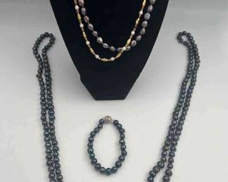 FTM114-3 Fine Pearl Necklaces And A Bracelet