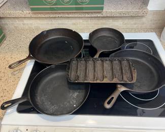 FTM048- Cast Iron Pans & Cast Iron Corn Bread Pan