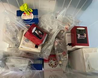 FTM086 Large Plastic Bin Of Collectible Christmas Ornaments 