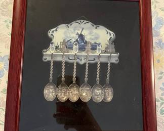 FTM090 Display Case Of Holland Souvenir Spoons 