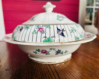 $30 ~ COVERED CASSEROLE SPRINGTIME FLORAL, VGUC. 9.5' round. (To purchase or inquire about this item, please text 470.370.0348.)