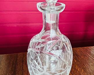 $35 ~ BEAUTIFUL VINTAGE CRYSTAL DECANTER W/TOPPER, FLORAL/GRAPES, EUC. 11.5"H.  (To purchase or inquire about this item, please text 470.370.0348.)