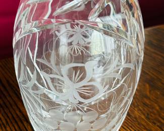 $35 ~ BEAUTIFUL VINTAGE CRYSTAL DECANTER W/TOPPER, FLORAL/GRAPES, EUC. 11.5"H.  (To purchase or inquire about this item, please text 470.370.0348.)