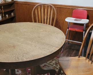 Oak table and chairs ( with 2 leaves)