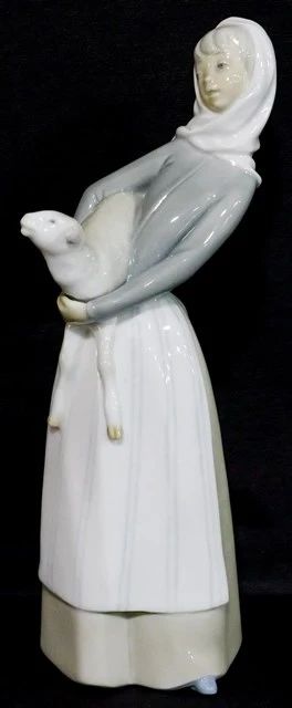 3952 - Lladro lady with lamb figurine, 11"
