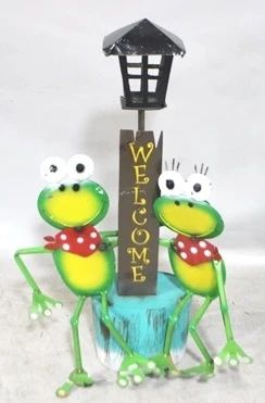 7861 - Metal frogs & lampost decor, 31 x 18
