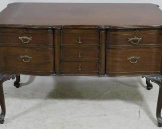 3923 - Vintage Queen Anne mahogany chest serpentine front, carved knees, 2 pull out trays 31 x 48 x 24
