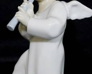 3955 - Lladro angel playing flute, 6"
