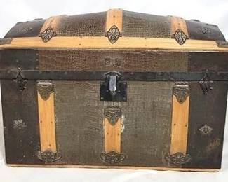 1005 - Vintage dome top trunk w/ interior tray 30 x 21 x 16
