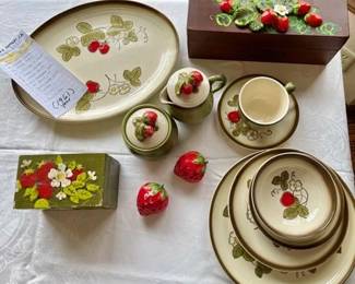 Rare metlox Pottery 58 piece set