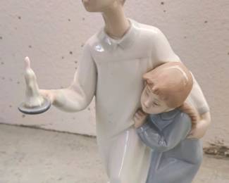 Numerous Iladro figurines.