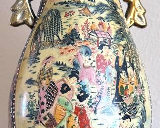 Antique handprinted Chinese urn with gold accents (2)