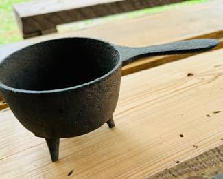 Footed cast iron pot