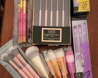 New top brand make-up brushes available in sets and individuals