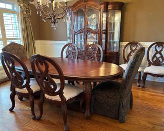 *	#34	American Drew dining table with 2 leaves and 8 chairs 94"-148"x50x30"	 SOLD		