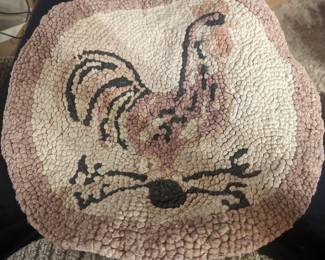 Hook rug chicken on weathervane, round for a chair