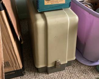 Singer sewing machine with accessories 