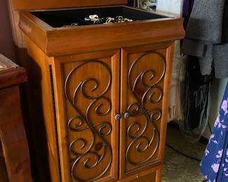 Standing jewelry box