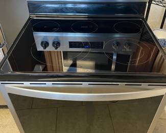 Whirlpool electric glass top 5 burner stove, oven and storage.  serial# RX0718843 30"w 25"d 48"t                               February of 2020   