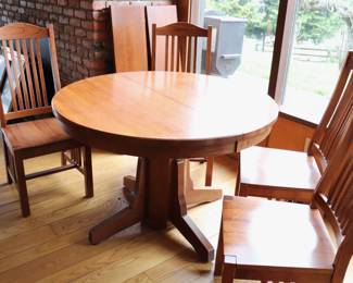 Beautiful round dining table and 6 chairs set, including two table leaves for extension