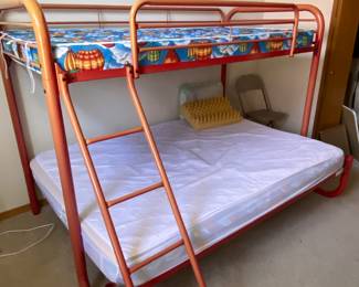 Metal twin/full bunk bed