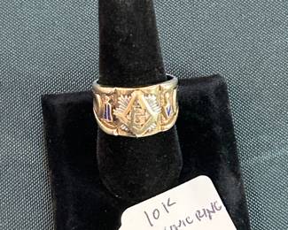 Men’s 10k Masonic ring.