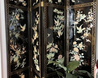 Black lacquer screen with brass hinges - jade and mother of pearl inset