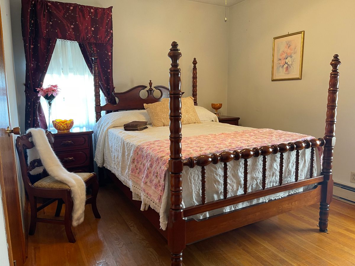 AMAZING  VINTAGE- Davis Cabinet Co Lillian Russel Victorian Style Walnut Bedroom Set in fantastic condition!!!!!!!