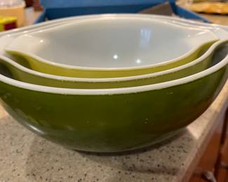 Vintage Pyrex stackable mixing bowls. 
