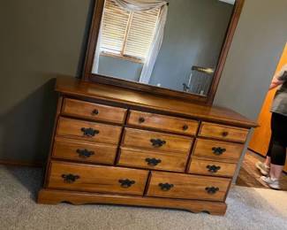 8 drawer dresser 32 x 58 x 18 with mirror 37 x 46