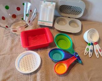 Collapsible silicone measuring cups, plastic measuring cups, plastic bowl, squeeze bottles, more